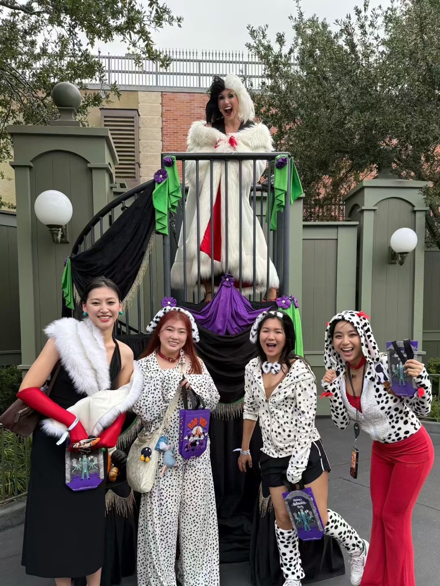 Yiwen and friends dressed in Cruella-inspired outfits with Cruella